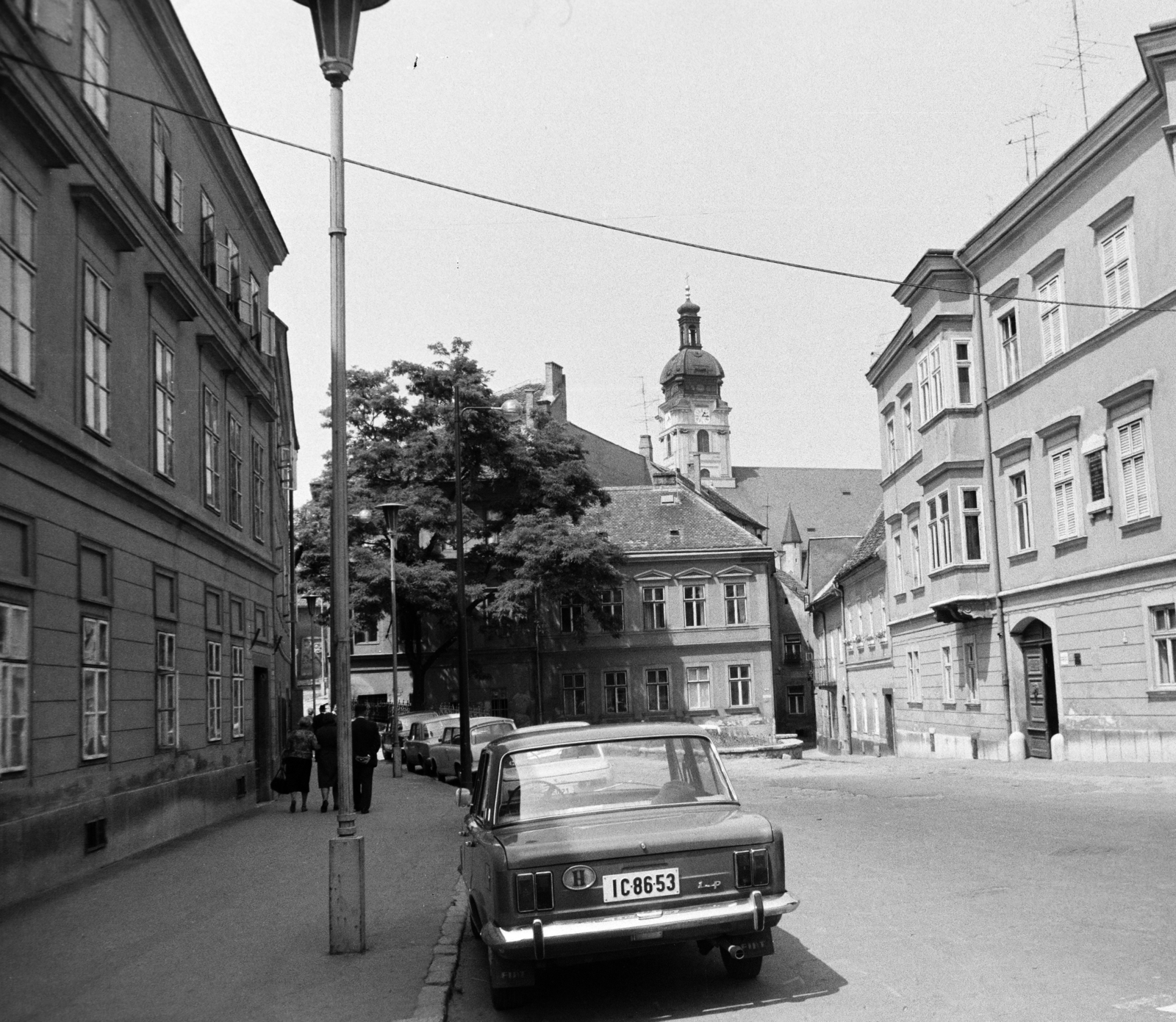 Hungary, Győr, Bécsi kapu (Köztársaság) tér a Káptalandomb felé nézve. Háttérben a Székesegyház., 1976, Kovács Annamária, number plate, Fortepan #218040