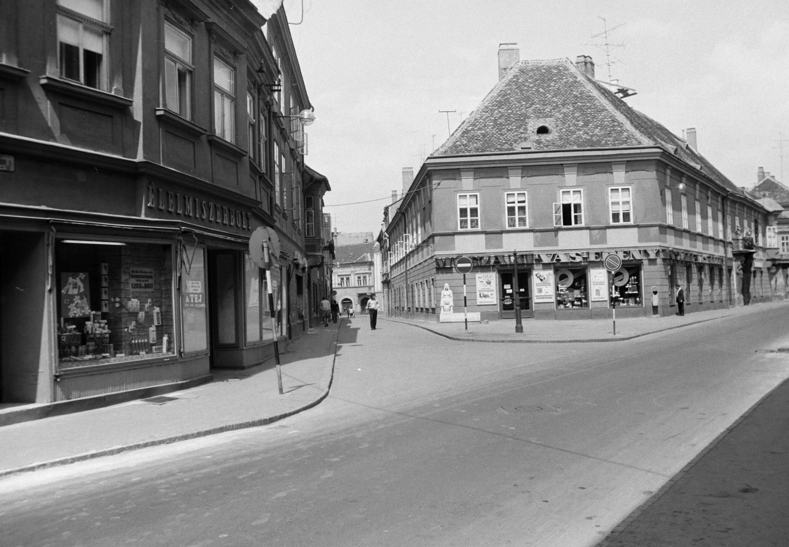 Magyarország, Győr, Király (Alkotmány) utca, szemben a Dr. Kovács Pál utca., 1976, Kovács Annamária, Fortepan #218041