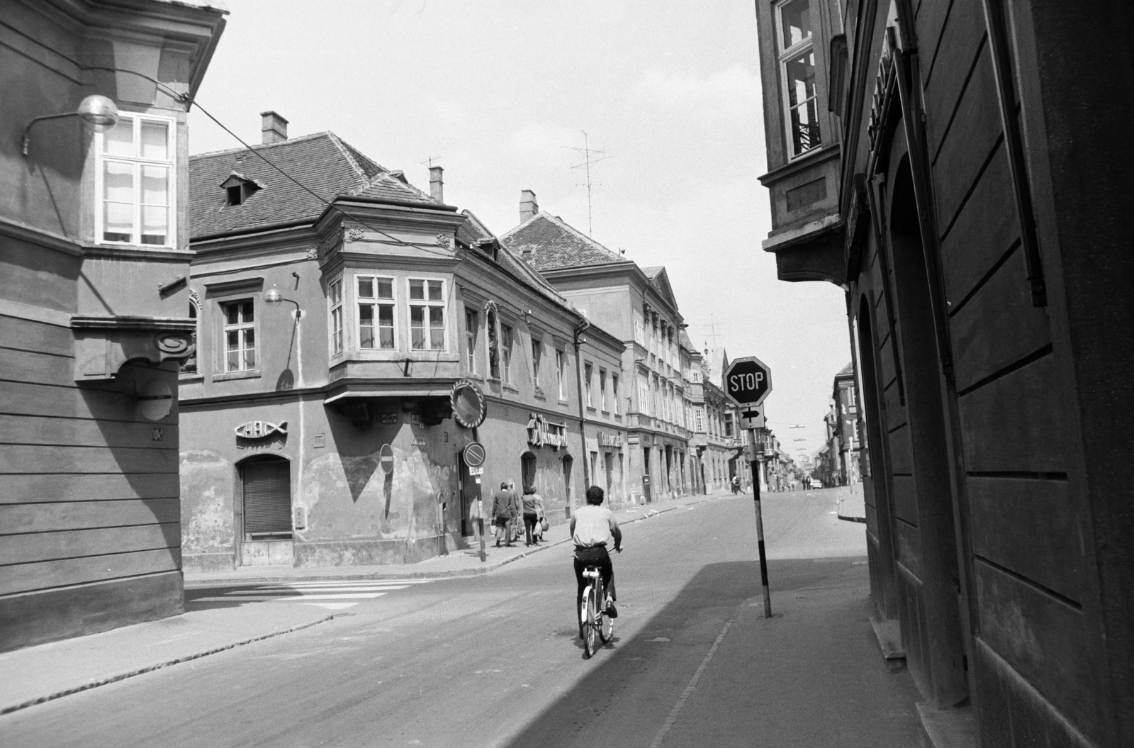 Hungary, Győr, Király (Alkotmány) utca, balra a Jedlik Änyos utca, szemben a Széchenyi tér., 1976, Kovács Annamária, Fortepan #218042