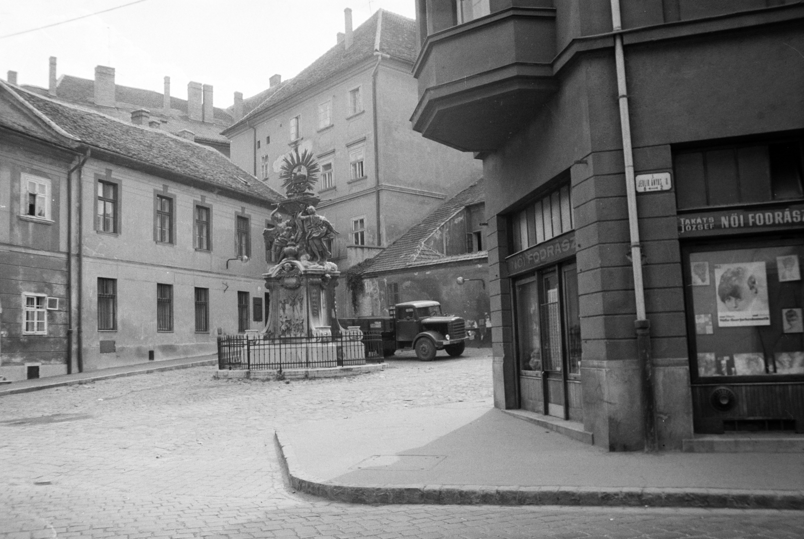 Magyarország, Győr, Gutenberg tér, Frigyláda-szobor., 1976, Kovács Annamária, Fortepan #218043