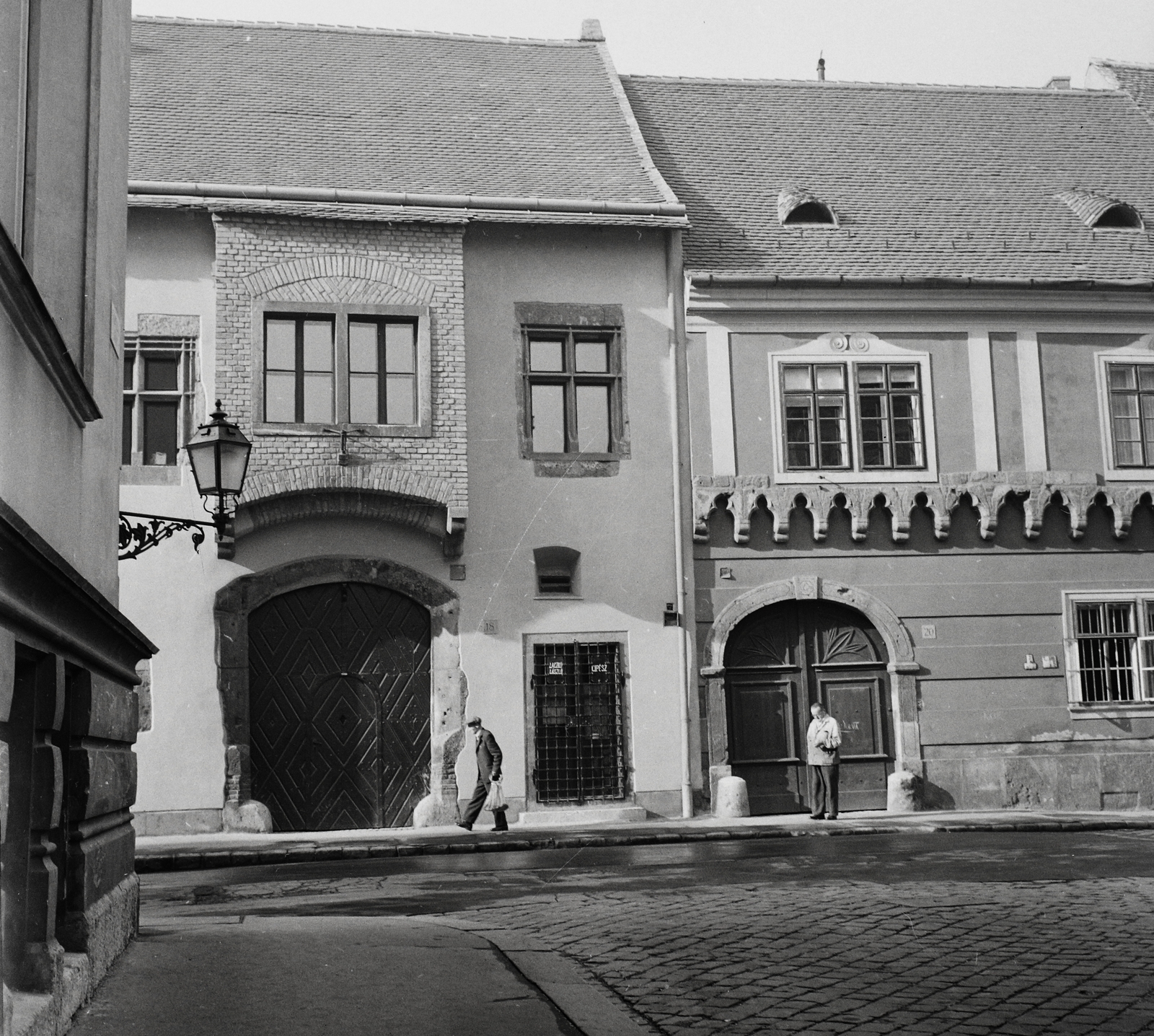 Hungary, Budapest I., Országház utca 18. és 20. sz. épületek a Fortuna közből nézve., 1963, Kotnyek Antal, house number sign, Budapest, Fortepan #21805