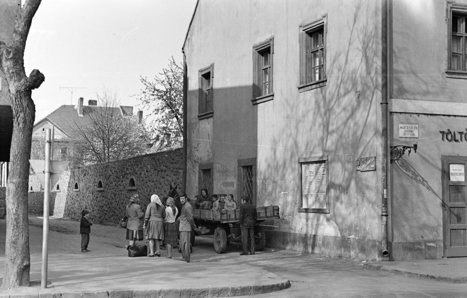 Magyarország, Vác, Köztársaság út, szemben a Rév köz, jobbra a Március 15. tér., 1974, Kovács Annamária, lovaskocsi, Fortepan #218051