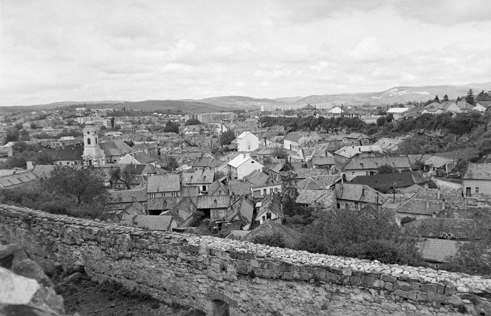 Hungary, Eger, kilátás a várból Felnémet felé. Balra a Szervita templom, jobbra fent a Bérc utca., 1974, Kovács Annamária, Fortepan #218053