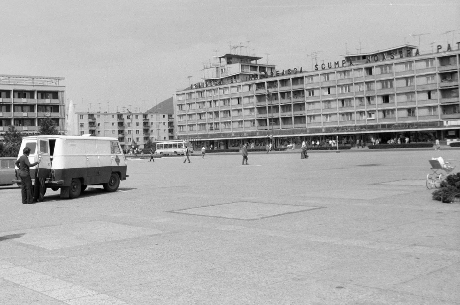Románia,Erdély, Nagybánya, Piaţa Revoluţiei (ekkor Piata Victoriei), bevásárló komplexum., 1978, Kovács Annamária, Rocar TV41, Fortepan #218063