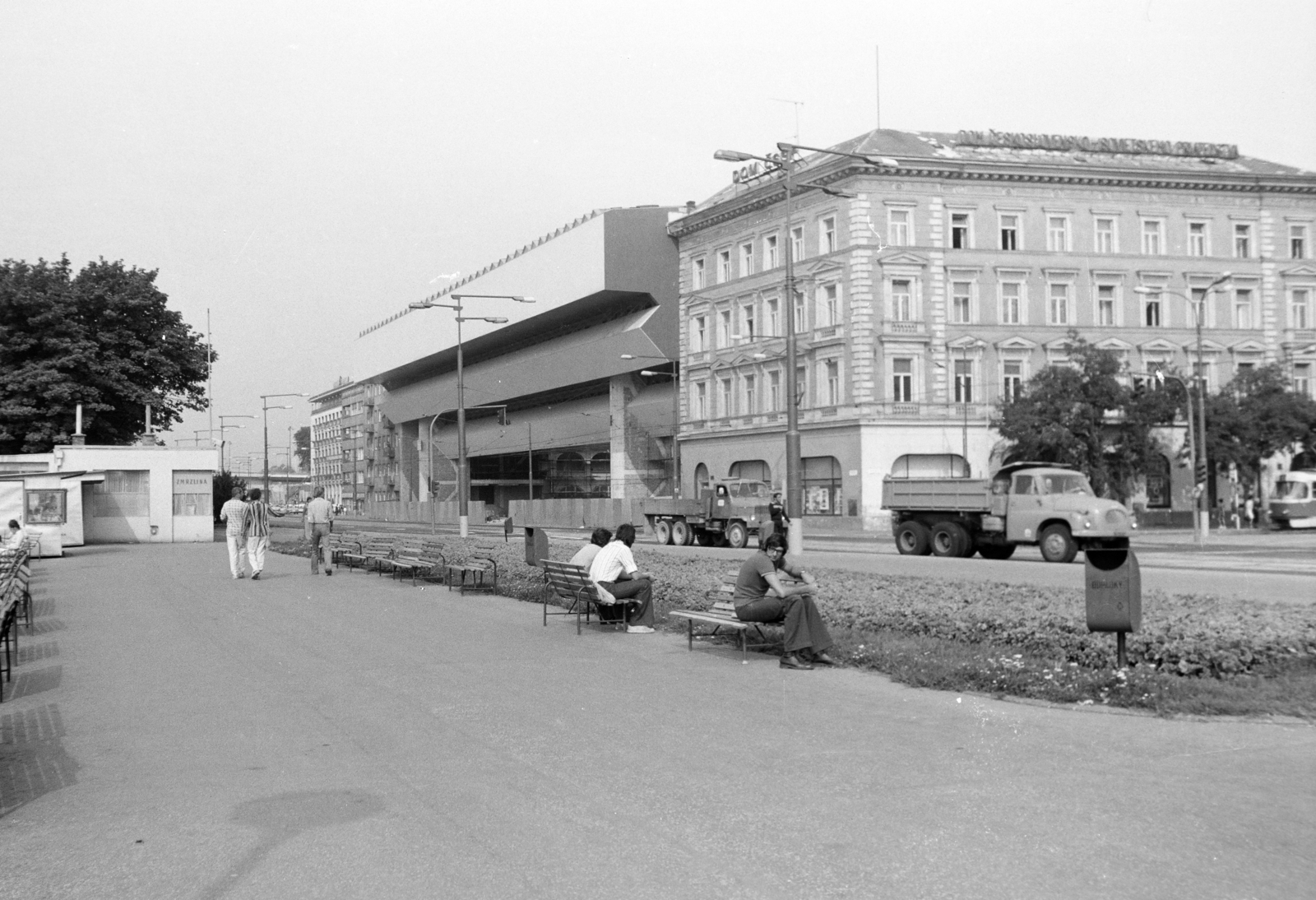 Slovakia, Bratislava, Duna-part (Rázusovo nábrežie), szemben a Szlovák Nemzeti Galéria (egykor a Vízi laktanya volt a helyén), jobbra az Esterházy-palota., 1978, Kovács Annamária, Czechoslovakia, Tatra-brand, Praga-brand, Praga V3S, Fortepan #218065