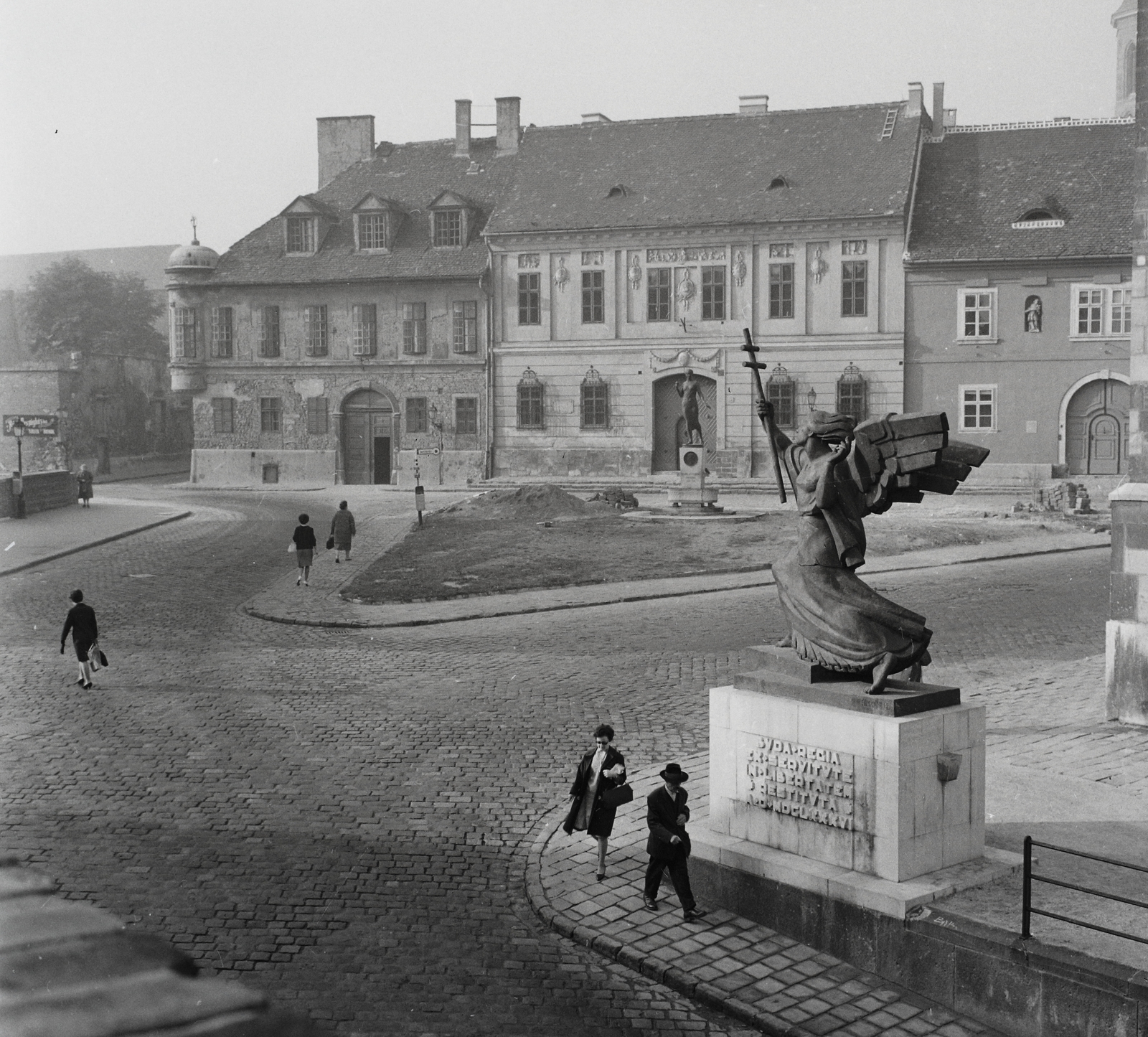 Magyarország, budai Vár, Budapest I., Bécsi kapu tér, Budavár visszavételének emléke (Ohmann Béla, 1936.), háttérben a Kazinczy-emlékkút., 1960, Kotnyek Antal, angyal-ábrázolás, Budapest, Fortepan #21807