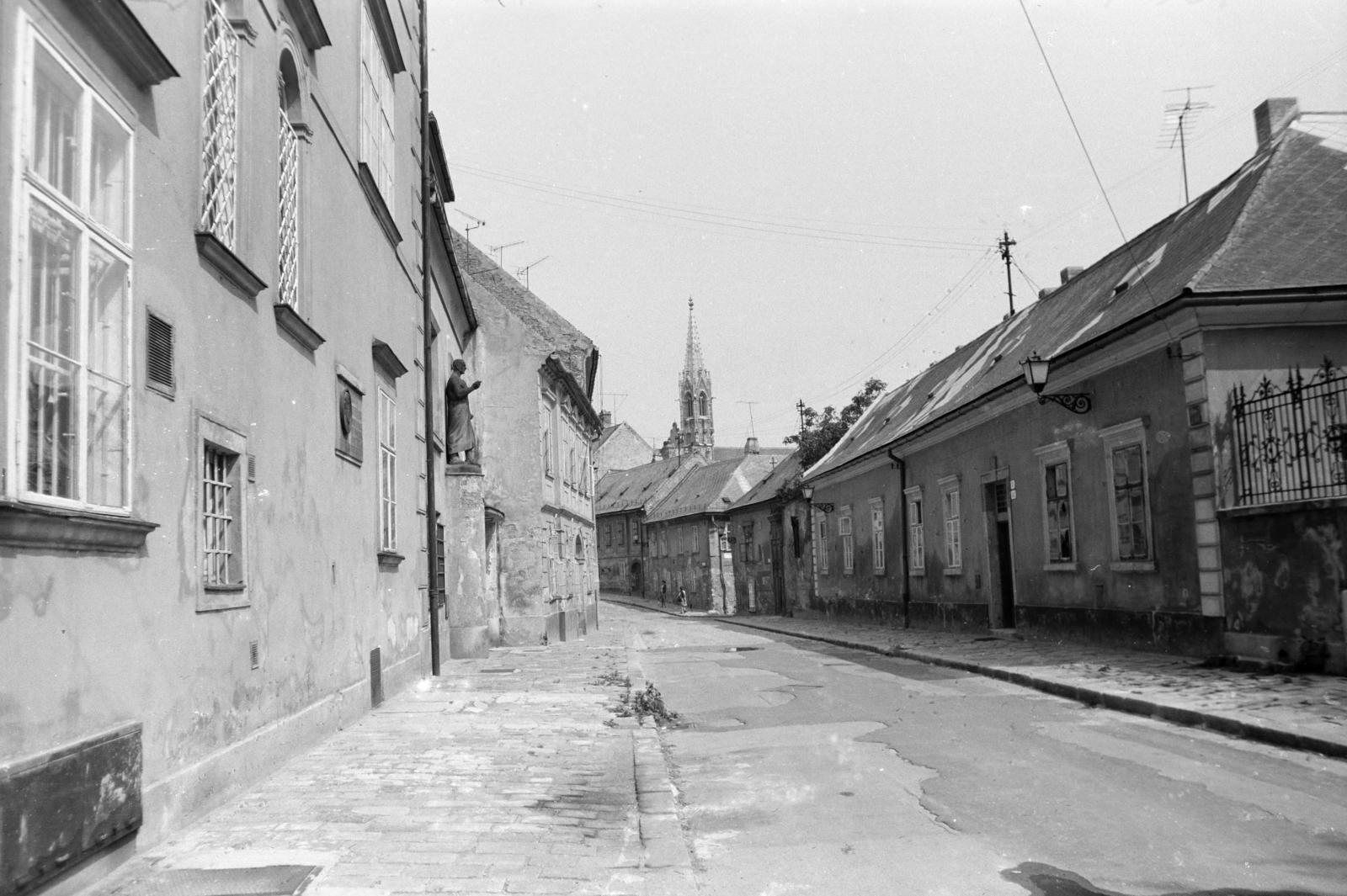 Szlovákia, Pozsony, Káptalan utca (Kapitulská), háttérben a Klarisszák templomának tornya., 1978, Kovács Annamária, Csehszlovákia, utcakép, Fortepan #218071