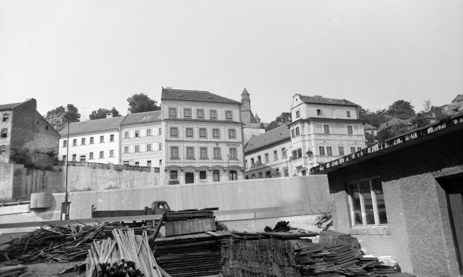 Szlovákia, Pozsony, Székesegyház tér (Rudnayovo námestie), szemben keresztbe a Vártelek utca (Židovská ulica), jobbra az un. Jó Pásztor háza. Háttérben fent a Vár két tornya látszik., 1978, Kovács Annamária, Csehszlovákia, Fortepan #218072