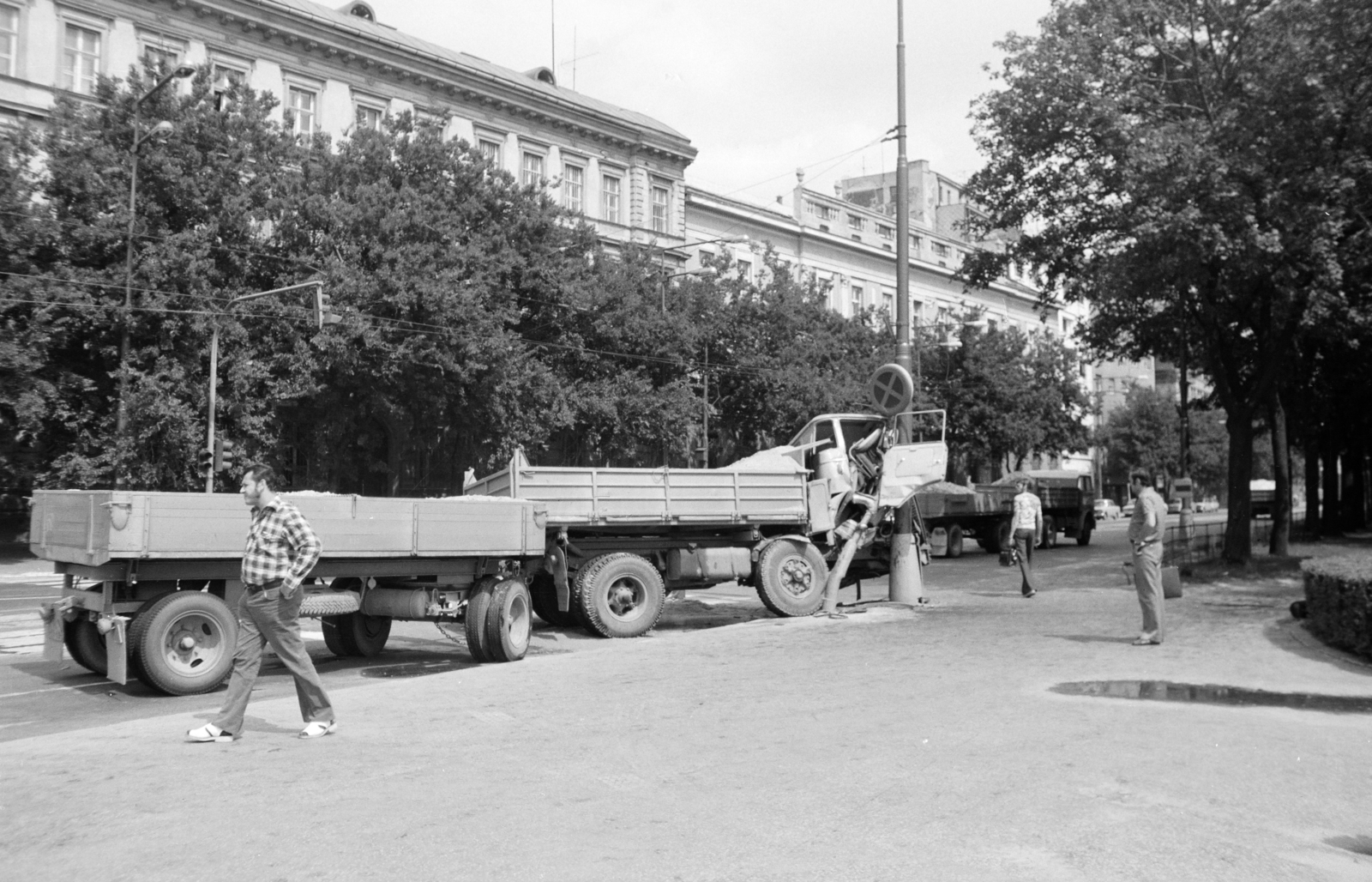 Szlovákia, Pozsony, Justi sor (Vajanského nábrežie) a Koronázási domb tér (Námestie Ľudovíta Štúra) felől. Szemben, kissé jobbra a 3-as számú ház., 1978, Kovács Annamária, Csehszlovákia, baleset, Fortepan #218073