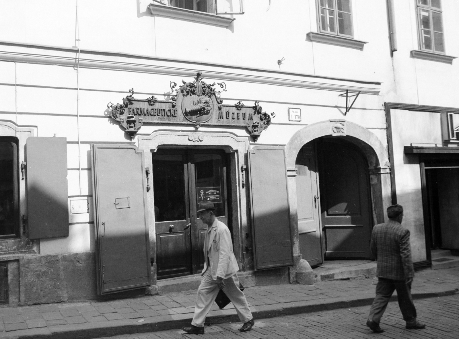 Szlovákia, Pozsony, Mihály utca (Michalská ulica), Gyógyszerészeti Múzeum (Vörös Rák Gyógyszertár / Lekáreň U červeného raka)., 1978, Kovács Annamária, Csehszlovákia, Fortepan #218074