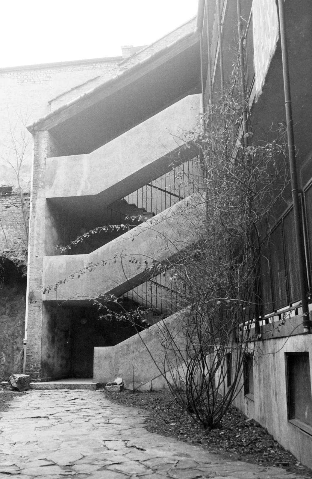 Magyarország, budai Vár, Budapest I., az Úri utca 32-es számú ház udvara., 1978, Kovács Annamária, modern építészet, Budapest, Fortepan #218075