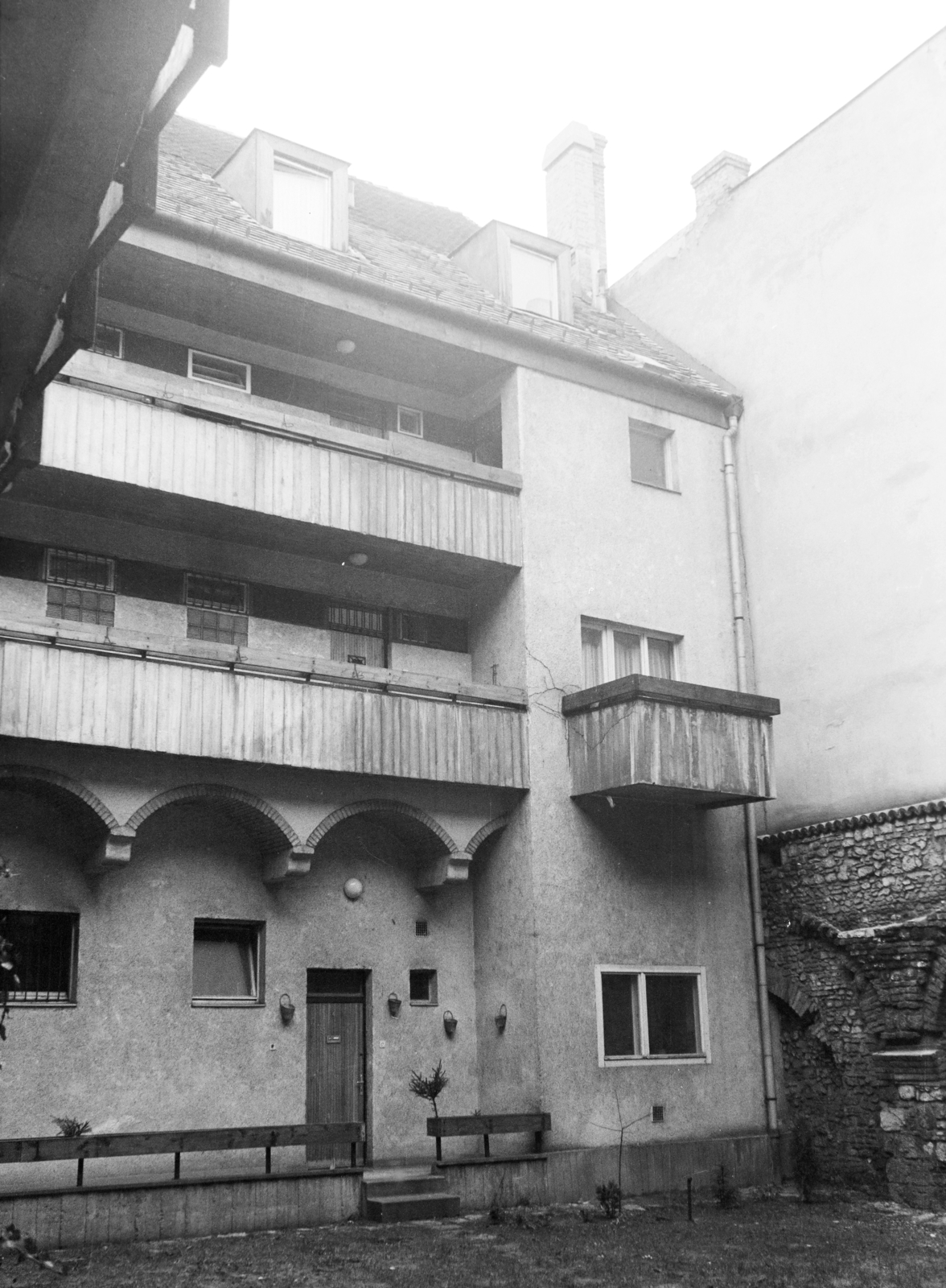 Magyarország, budai Vár, Budapest I., az Úri utca 4-es számú ház udvara, jobbra a török kori romok részlete látszik., 1978, Kovács Annamária, Budapest, Fortepan #218077