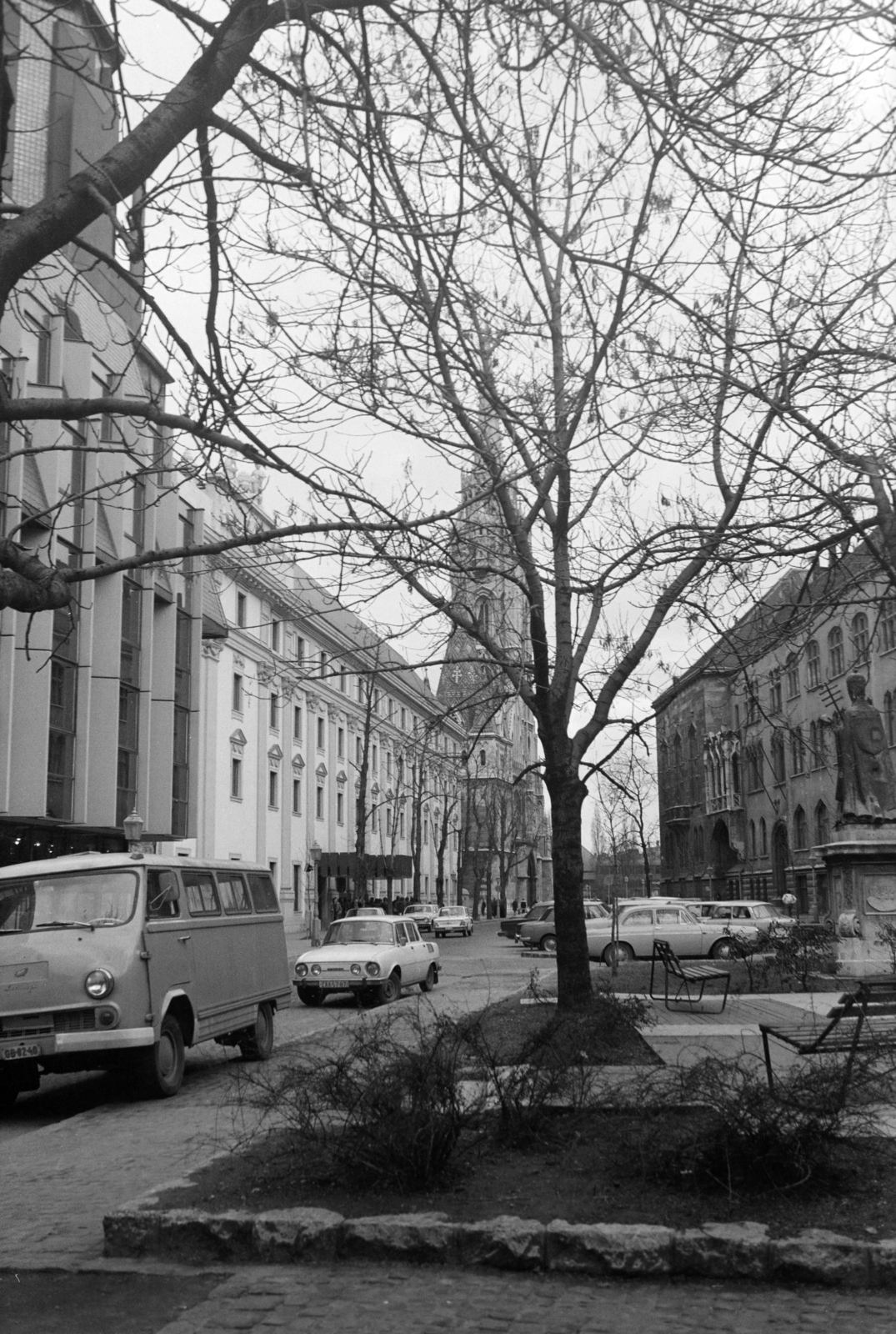 Hungary, Budapest I., Hess András tér, szemben a Hilton szálló és a Mátyás-templom, jobbra XI. Ince pápa szobra (Damkó József, 1936.)., 1978, Kovács Annamária, Budapest, Fortepan #218079