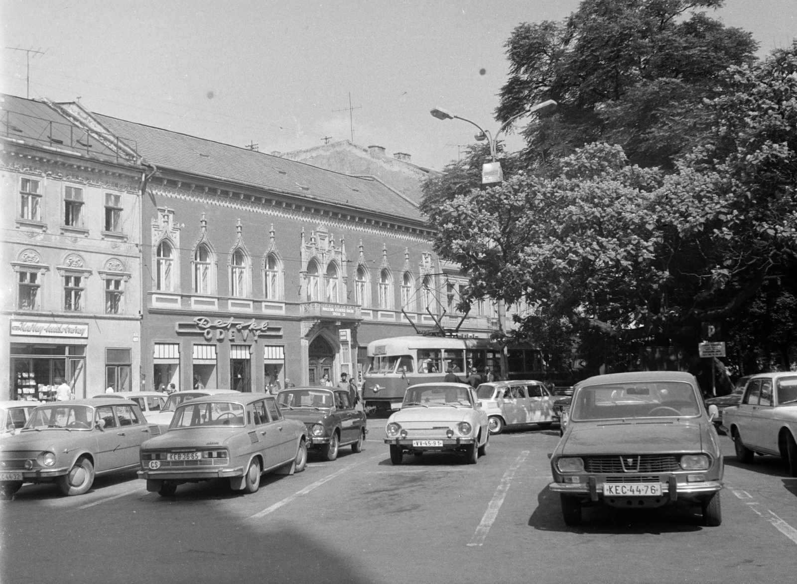 Szlovákia, Kassa, Fő tér (Hlavné námestie), szemben Fő utca (ulica Hlavná) 40., a "Vitéz-udvar"., 1978, Kovács Annamária, Csehszlovákia, Fortepan #218080