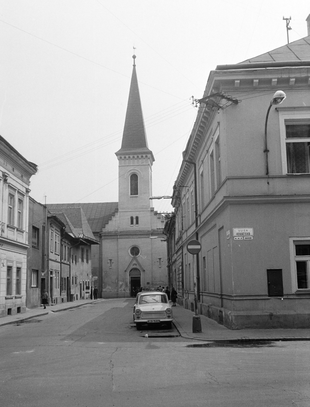 Slovakia, Košice, Univerzitna ulica a Kovács utca (Kováčska ulica) kereszteződésénél, szemben a Pri Miklušovej väznici ulica, a református templom., 1978, Kovács Annamária, Czechoslovakia, Fortepan #218083