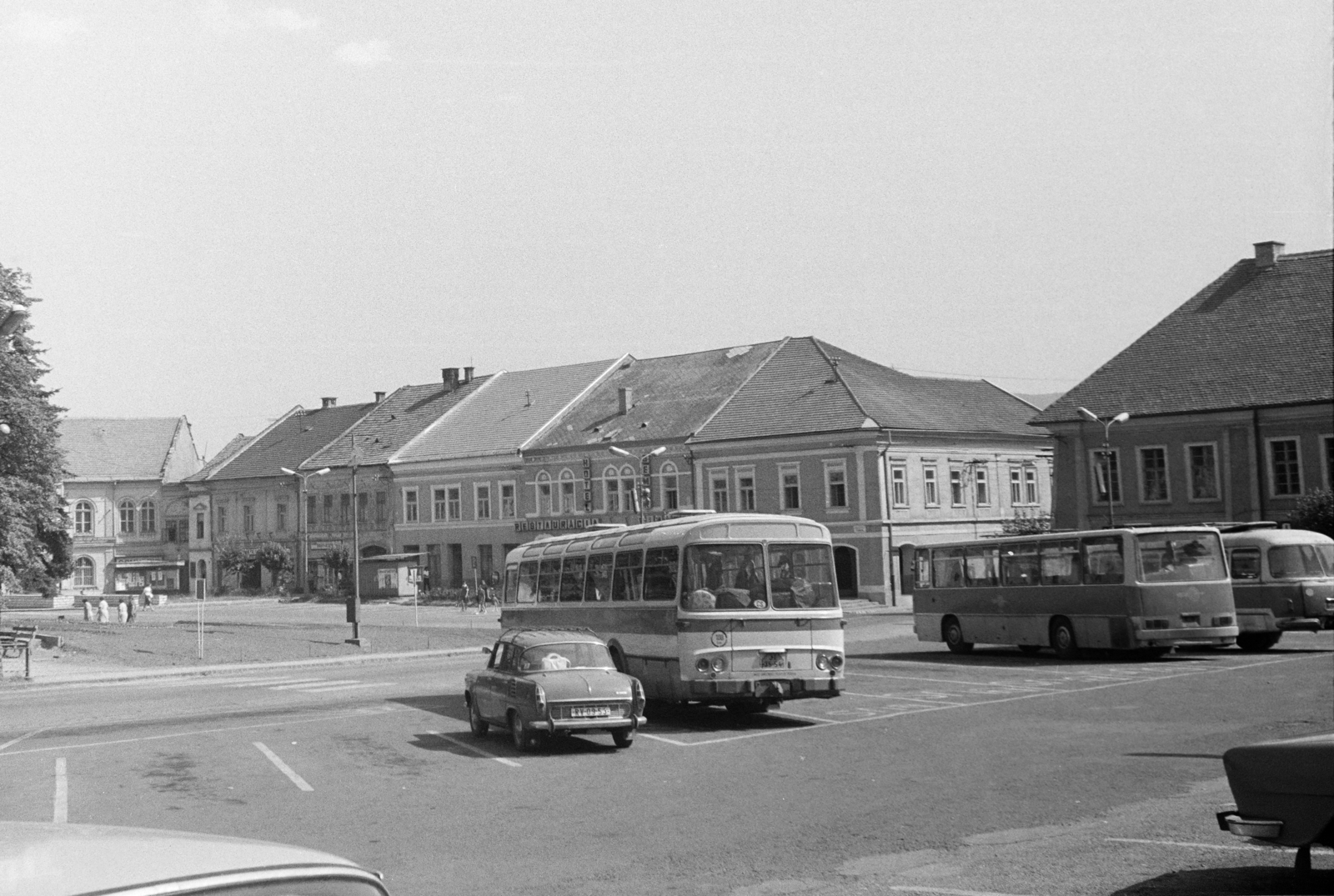 Szlovákia, Rozsnyó, főtér (Námestie baníkov)., 1978, Kovács Annamária, Csehszlovákia, autóbusz, Skoda-márka, Ikarus-márka, Ikarus 256, Fortepan #218084