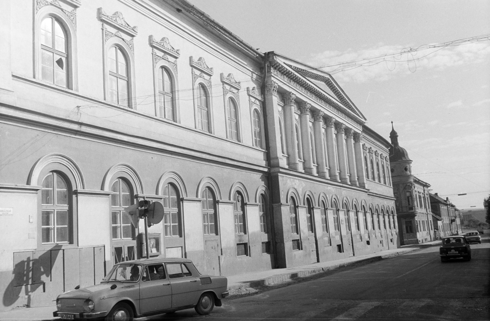 Szlovákia, Rimaszombat, Jánošik utca (Jánošíkova ulica, eretedileg Tamásfalvi utca) a Hatvani István utcától (ulica Istvána Hatvaniho, eredetileg Kossuth utca) a Kishonti utca (Malahontská ulica) felé nézve, balra a megyei hivatal épülete., 1978, Kovács Annamária, Fortepan #218087