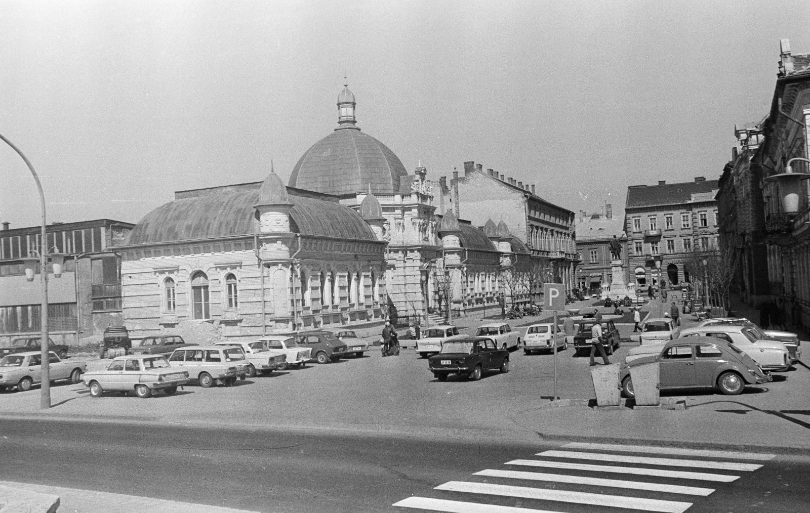 Hungary, Miskolc, Erzsébet (Szabadság) tér, balra a sarkon az Erzsébet (Szabadság) fürdő, jobbra Kossuth Lajos szobra, 1978, Kovács Annamária, Fortepan #218089