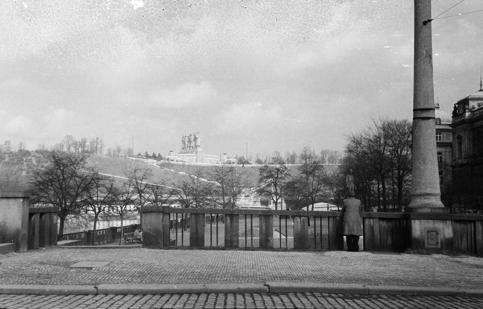 Czech Republik, Prague, Mánes híd (Mánesův most), háttérben a Sztálin-emlékmű., 1955, BL, monument, bridge, Fortepan #218105