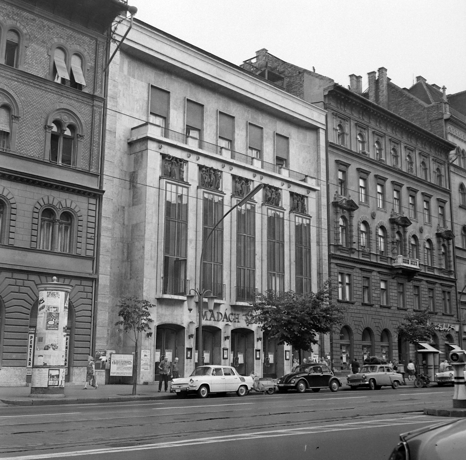 Hungary, Budapest VII., Erzsébet (Lenin) körút, Madách Színház., 1971, Kotnyek Antal, art of theater, poster, street view, Skoda-brand, theater, Moskvitch-brand, Volkswagen-brand, ad pillar, phone booth, lamp post, csibi lamp, scooter, automobile, neon lights, Budapest, Oskar Kaufmann-design, Fortepan #21811