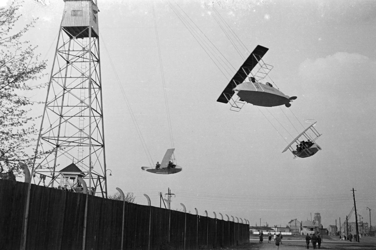 Magyarország, Vidámpark, Budapest XIV., Repülő, a Kacsóh Pongrác út felőli kerítés előtt készült a felvétel., 1954, BL, vidámpark, körhinta, Budapest, Fortepan #218114