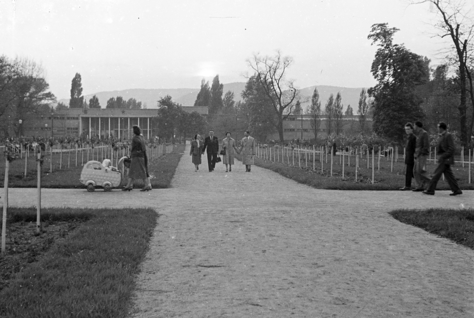 Hungary, Margit Islands, Budapest, Rózsakert, háttérben a Palatinus Strandfürdő. bejárata, 1954, BL, baby carriage, Fortepan #218117