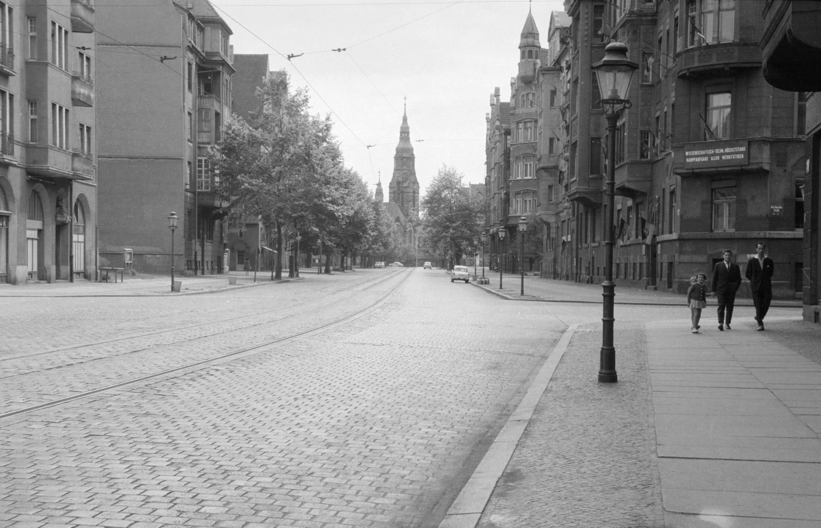 Germany, Leipzig, Göhlerstrasse a Prellerstrasse magasságában az Ehrensteinstrasse (Otto-Nuschke-Strasse) felé nézve, háttérben a Szent Mihály-templom (Michaeliskirche)., 1963, BL, GDR, Fortepan #218121