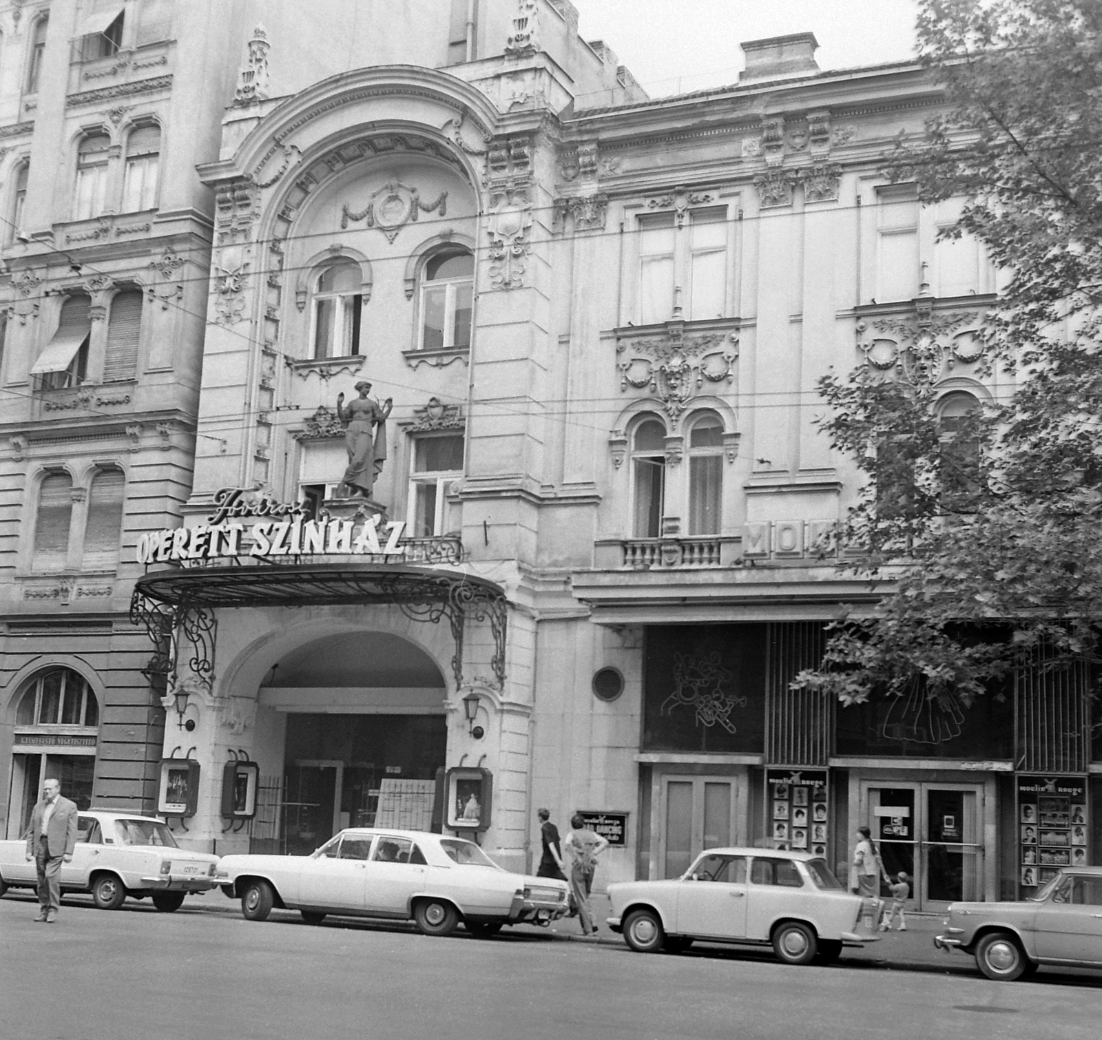 Hungary, Budapest VI., Nagymező utca, Fővárosi Operett Színház., 1973, Kotnyek Antal, art of theater, Polski Fiat-brand, automobile, neon sign, Budapest, Fortepan #21813