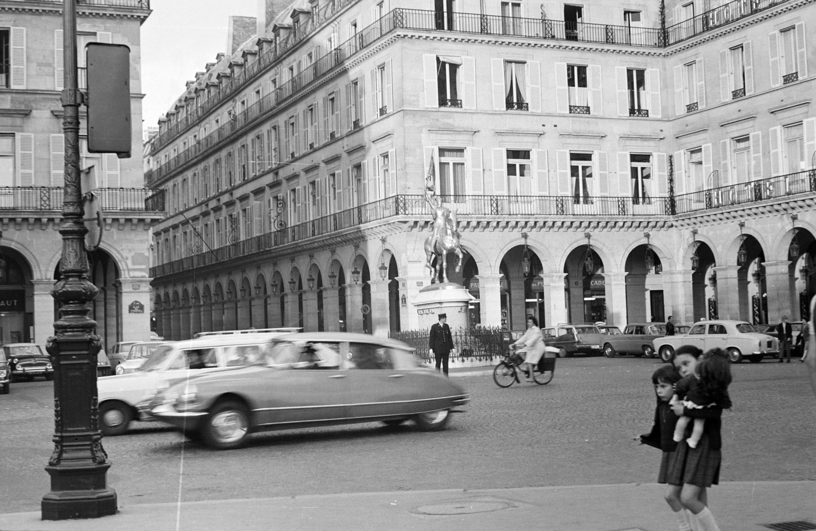 France, Paris, Place des Pyramides, Jeanne d'Arc lovasszobra., 1967, BL, Citroën-brand, bicycle, Fortepan #218141