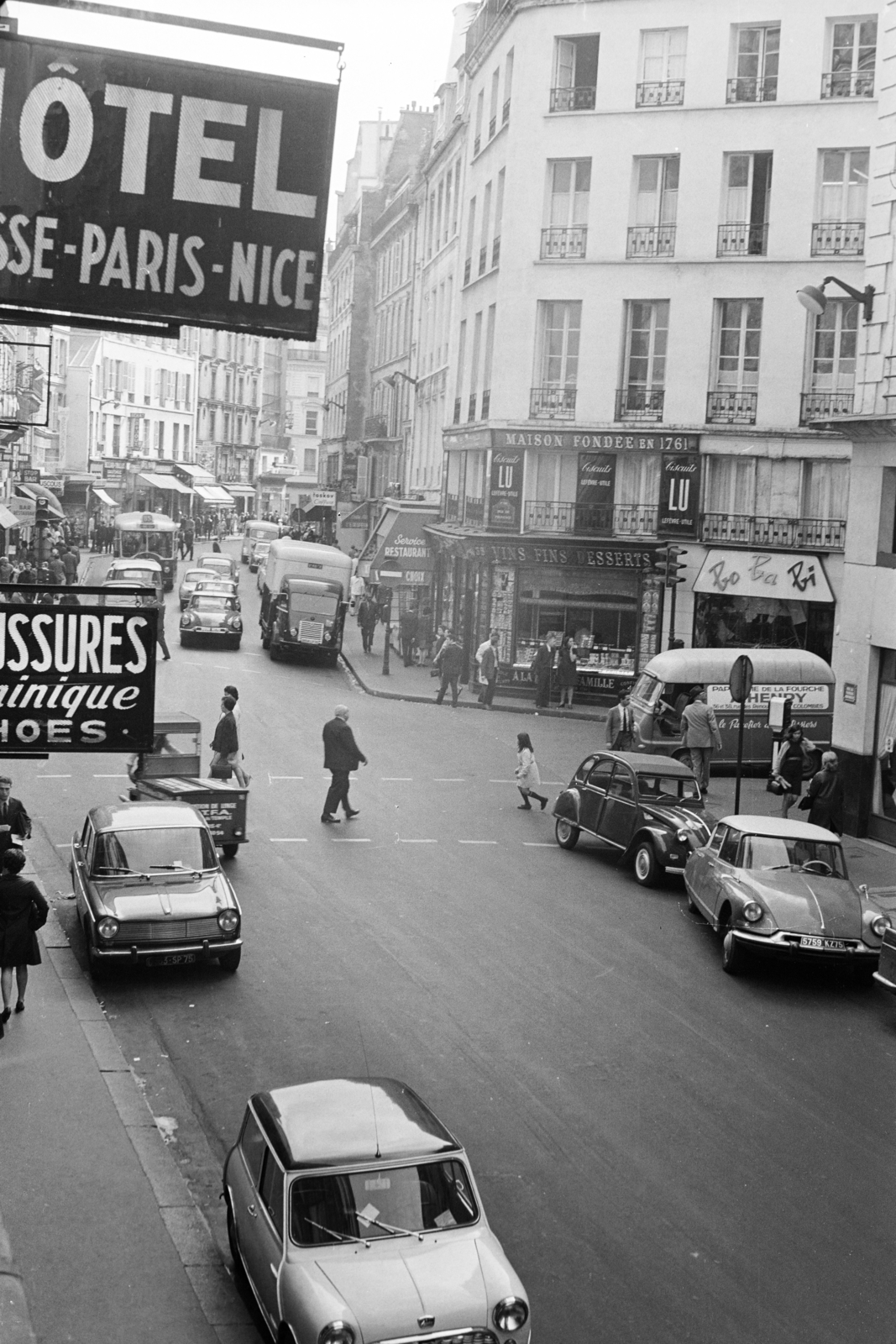 France, Paris, Rue du Faubourg Montmartre, jobbra a Rue de Provence., 1967, BL, Fortepan #218149