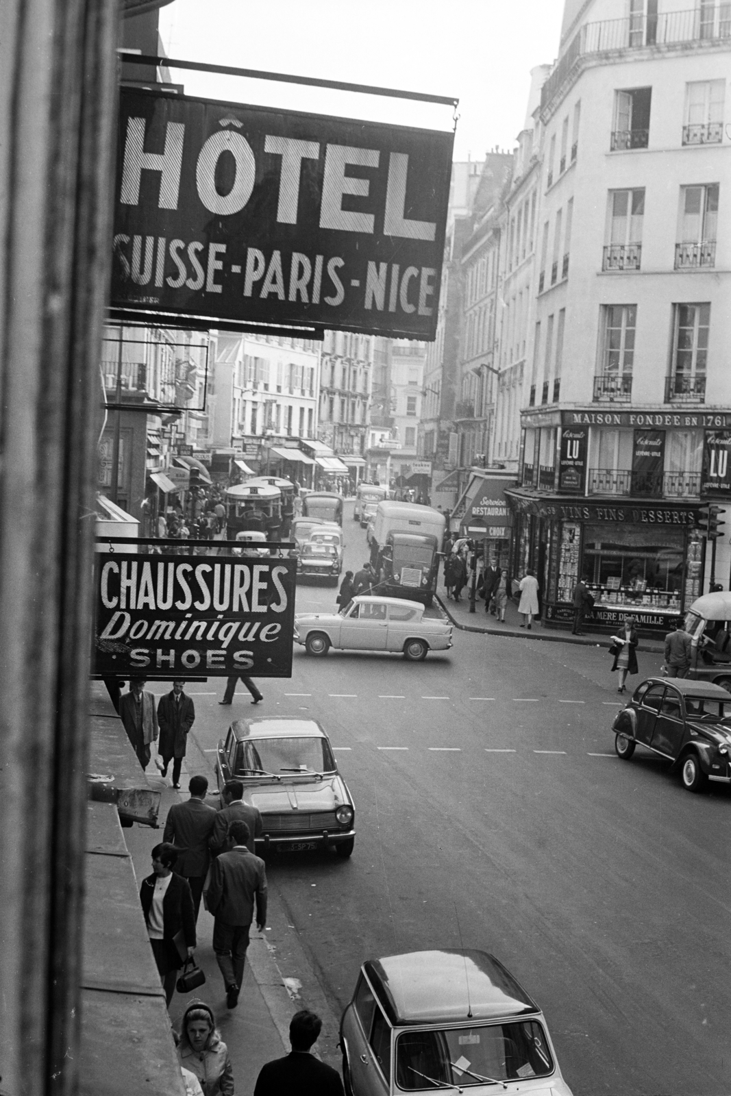 France, Paris, Rue du Faubourg Montmartre, kilátás a 38-as számú épületből, jobbra a Rue de Provence., 1967, BL, Best of, Fortepan #218150