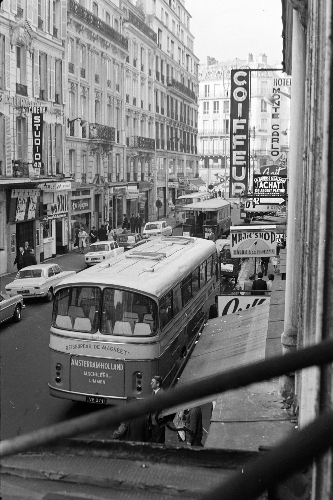 France, Paris, Rue du Faubourg Montmartre, kilátás a 38-as számú épületből, balra a Studio 43 mozi., 1967, BL, bus, Fortepan #218152
