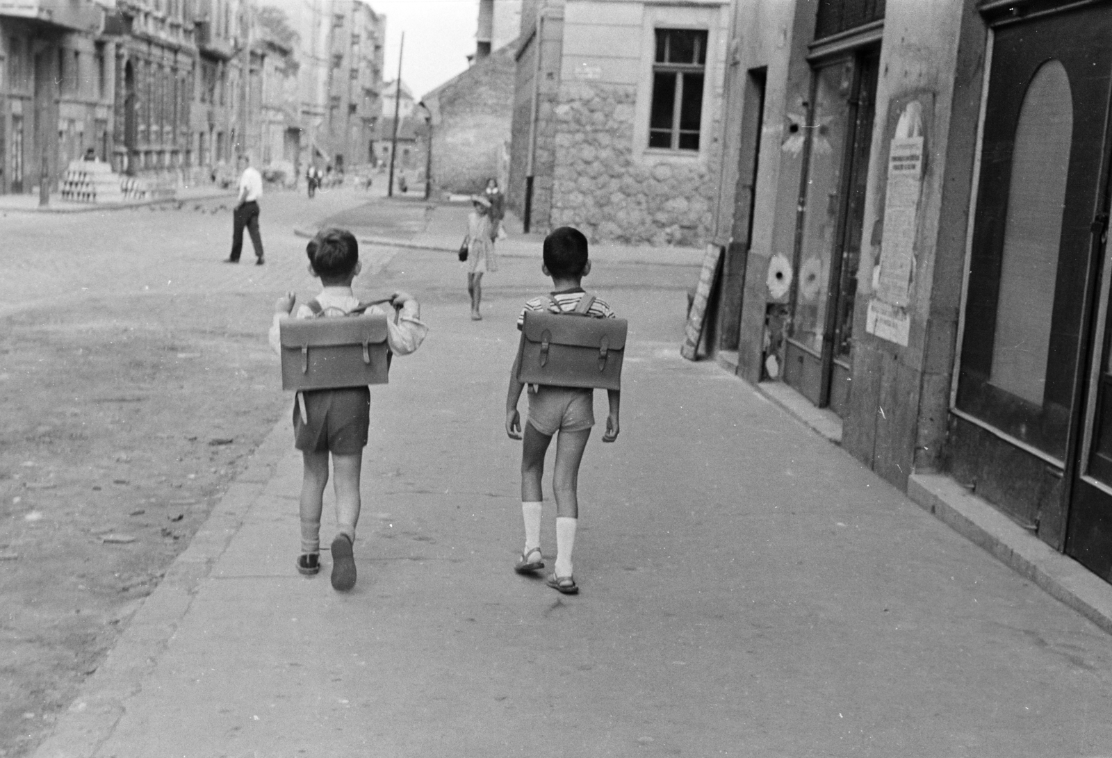 Magyarország, Budapest II., Varsányi Irén utca, jobbra a Jurányi utca torkolata., 1960, BL, iskolatáska, Budapest, Fortepan #218155