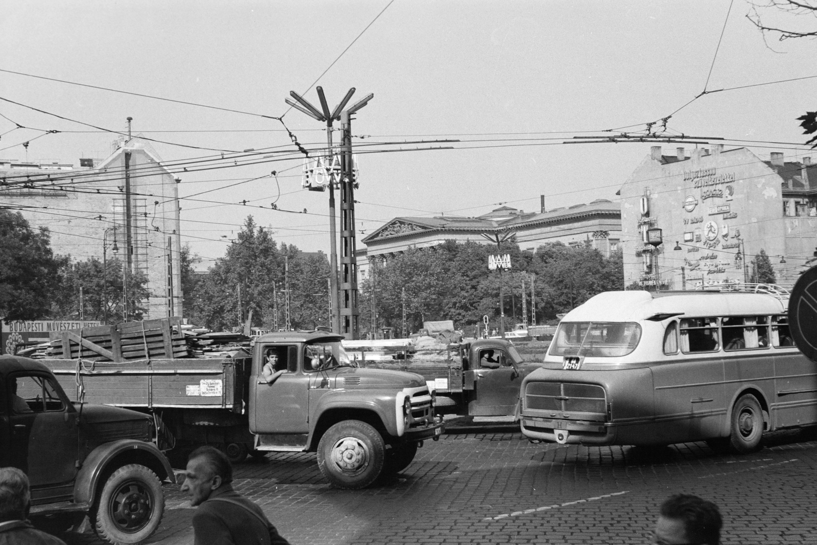 Magyarország, Budapest VIII.,Budapest V.,Budapest IX., Kálvin tér, háttérben a Magyar Nemzeti Múzeum., 1966, BL, autóbusz, GAZ-márka, Ikarus-márka, ZIL-márka, ZiL-130, Budapest, GAZ 51, Fortepan #218158