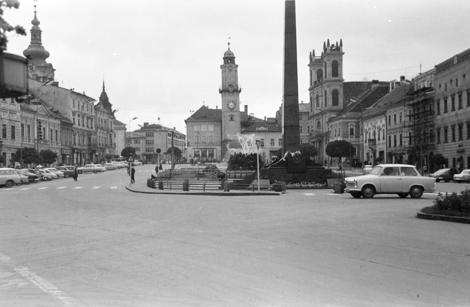 Slovakia, Banská Bystrica, Szlovák Nemzeti Felkelés (Slovenského národného povstania) tér (egykor IV. Béla király tér), balról a Barbakán tornya, a Városháza tornya, szemben az Óratorony, jobbra a Xavéri Szent Ferenc-székesegyház., 1965, BL, scaffolding, street view, steeple, Fortepan #218169
