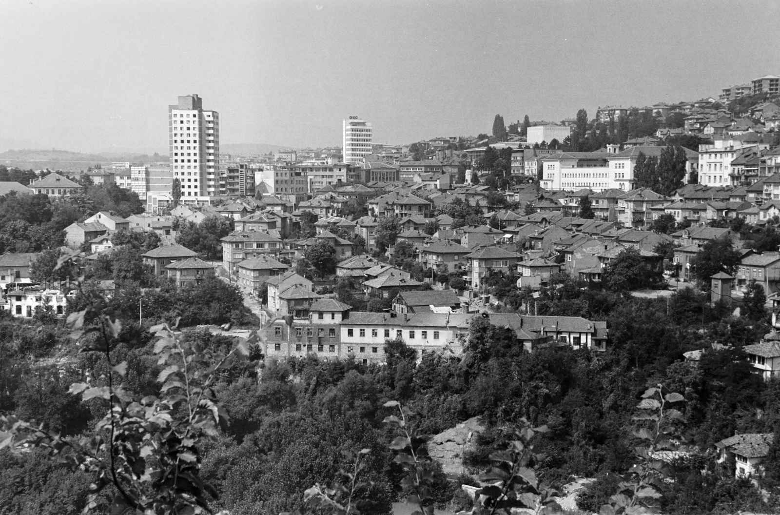 Bulgária, Veliko Tarnovo, kilátás az ulica Sztefan Sztambolov melletti kilátó terasz felől., 1969, BL, madártávlat, magasház, Fortepan #218174