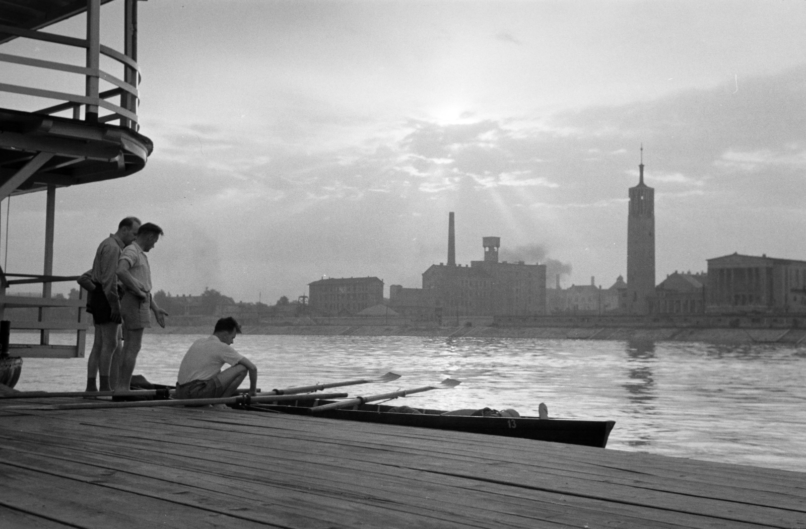 Hungary, Margit Islands, Budapest, stég a Duna-parton, túlparton a Victoria gőzmalom épülete és a Pozsonyi úti református templom látható., 1955, BL, building, picture, silhouette, Fortepan #218192