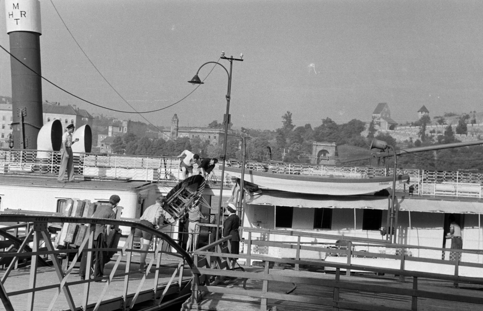 Magyarország, Budapest V.,Budapest I., Vigadó téri hajóállomás, jobbra a háttérben a Várkert Bazár és a Déli nagy rondella és kaputornya., 1955, BL, sétahajó, várfal, torony, szellőző, hajóhíd, Budapest, Fortepan #218195