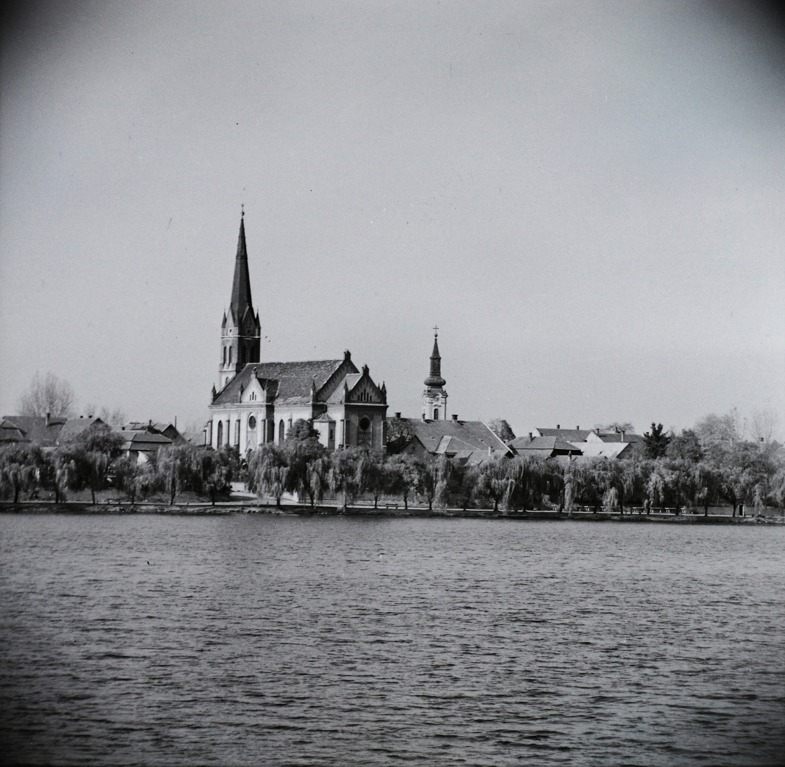 Hungary, Ráckeve, Ráckevei (Soroksári)-Duna. A Ráckevei Református Egyházközség temploma, távolabb a a Nagyboldogasszony Szerb Ortodox templom tornya látszik., 1973, Kotnyek Antal, Fortepan #21820