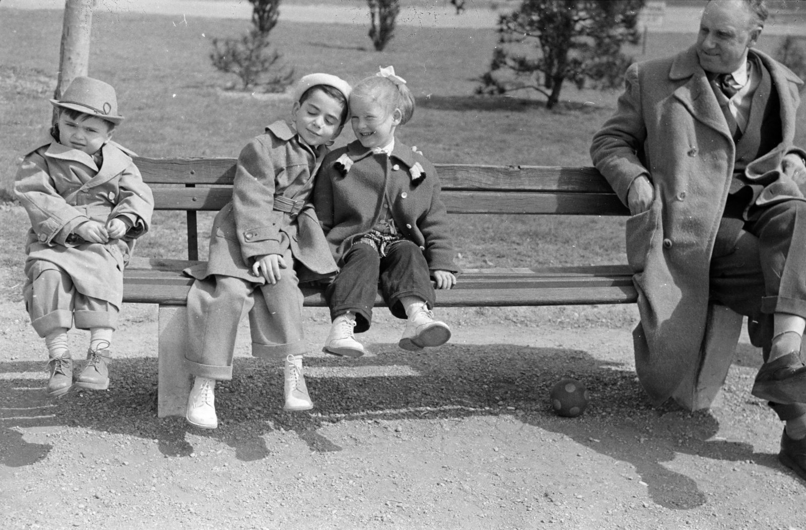 Magyarország, Budapest V., Vigadó (Molotov) tér., 1955, BL, Budapest, gyerekek, kabát, pad, tréfálkozás, kalap, labda, Fortepan #218200