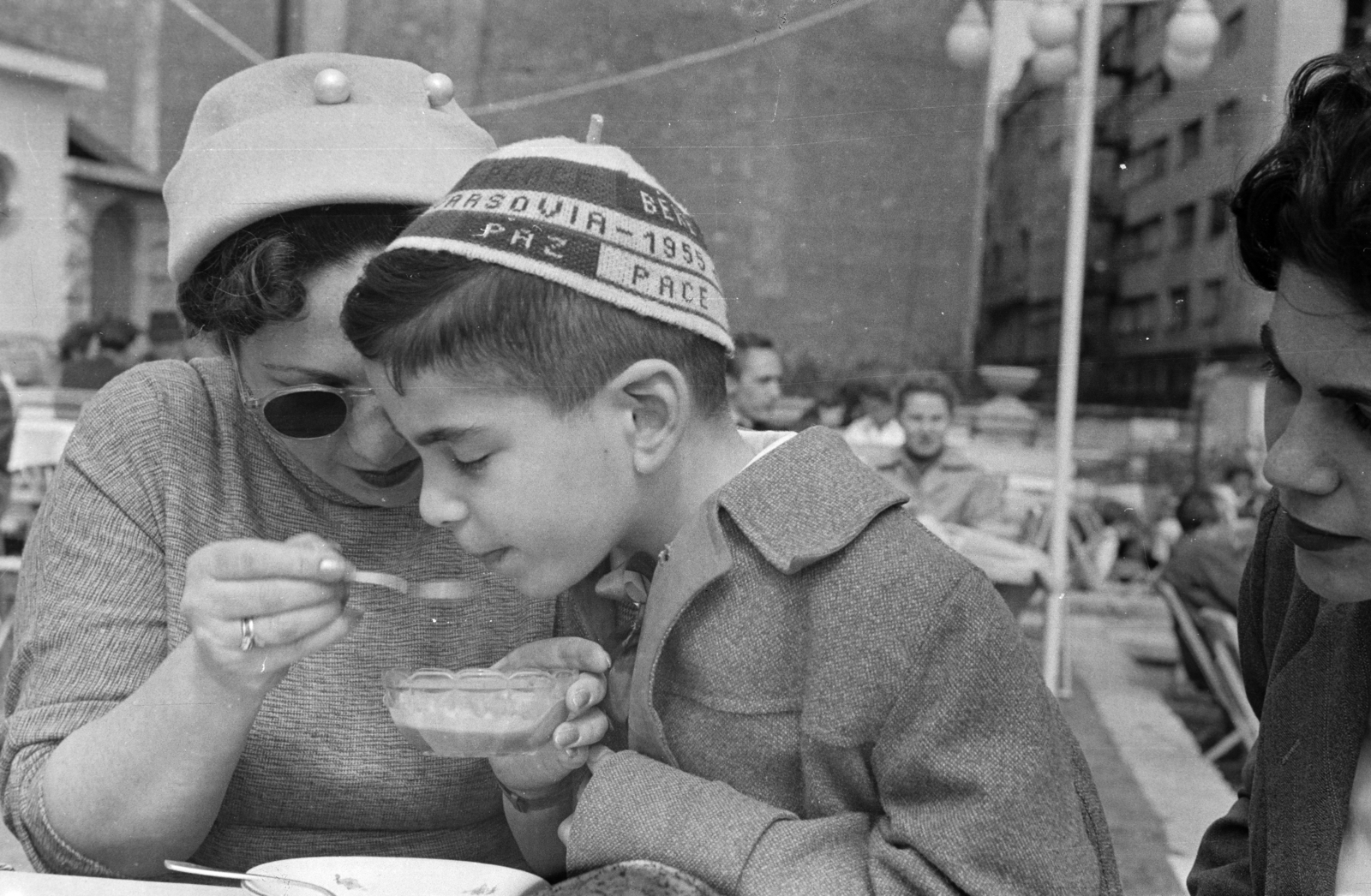 Hungary, Budapest V., Dunakert a Duna Szálló déli falánál, a Dunakorzó és az Apáczai Csere János utca között., 1955, BL, Budapest, sweets, mother, cap, kid, coat, terrace, tasting, Fortepan #218203