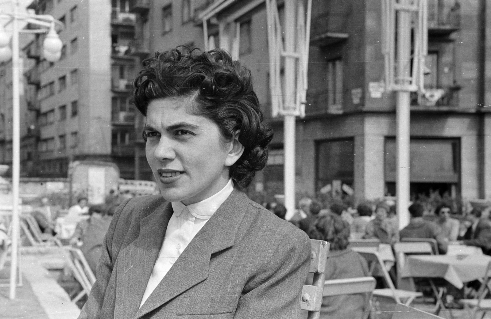 Hungary, Budapest V., Dunakert a Duna Szálló déli falánál, háttérben a Régi posta utca - Petőfi tér sarkán álló ház látható., 1955, BL, Budapest, lady, terrace, hairdo, Fortepan #218205