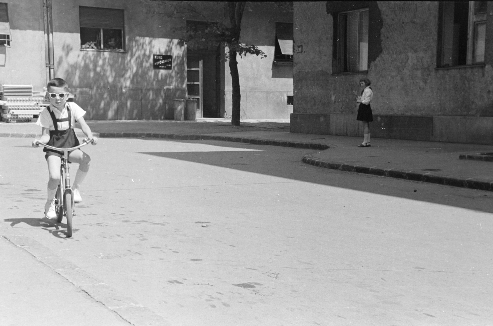 Magyarország, Budapest II., Varsányi udvar, szemben a 2-es számú ház, jobbra a Varsányi Irén utca 33/a., 1956, BL, kerékpár, napszemüveg, Budapest, gyerek, kantárosnadrág, Fortepan #218212