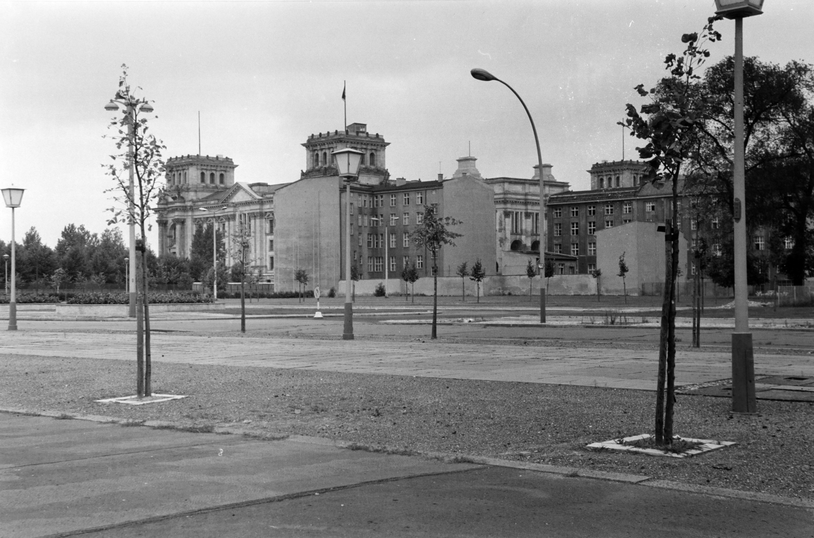 Germany, Berlin, Kelet-Berlin, Pariser Platz, a háttérben a nyugat-berlini oldalon a Reichstag épülete., 1968, BL, West Berlin, GDR, East-Berlin, Fortepan #218222