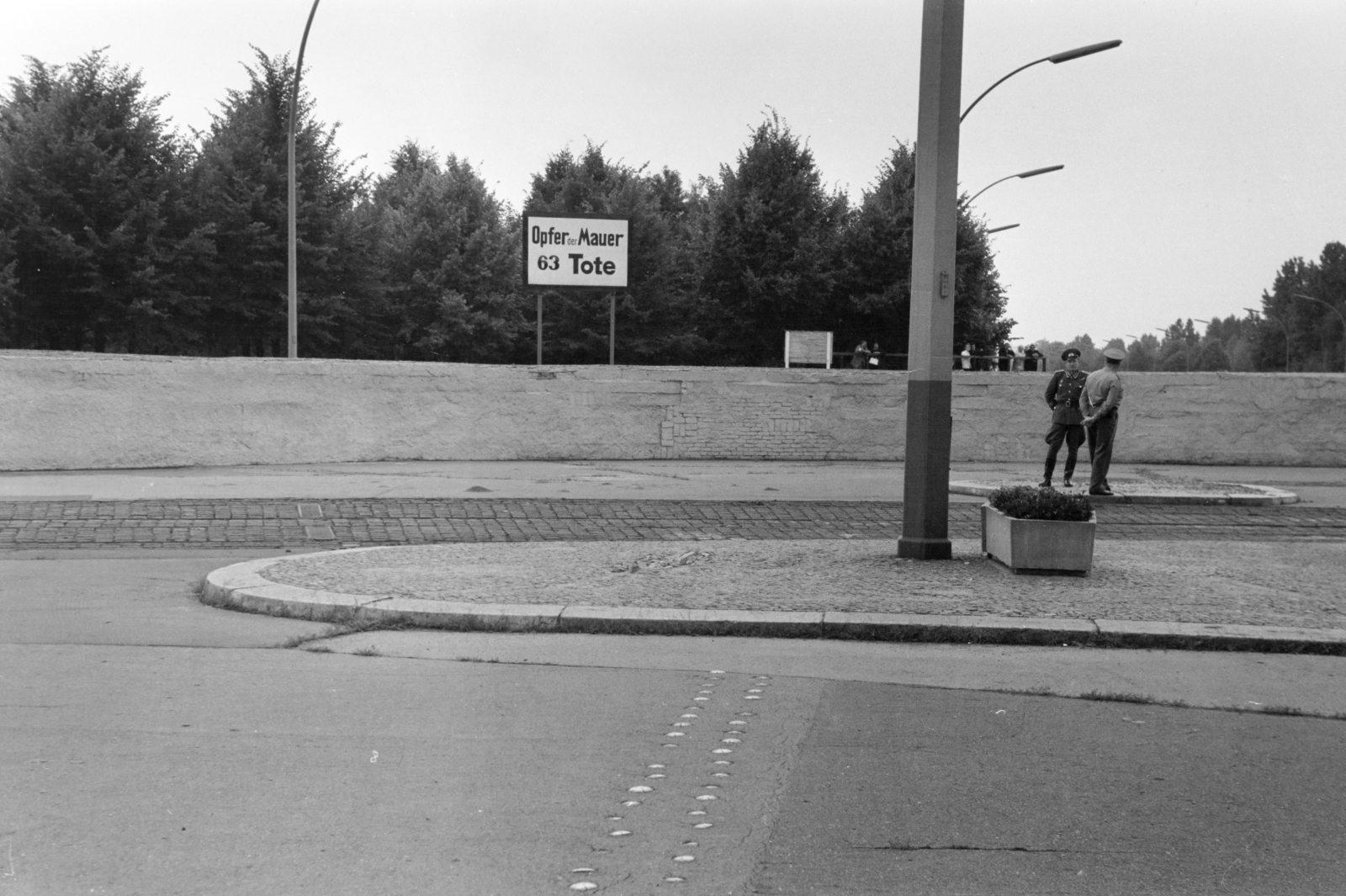 Németország, Berlin, Kelet-Berlin, a berlini fal a Brandenburgi kapu mögött. A tábla felirata: "A fal áldozatai - 63 halott"., 1968, BL, Berlini fal, Nyugat-Berlin, NDK, Kelet-Berlin, Fortepan #218225