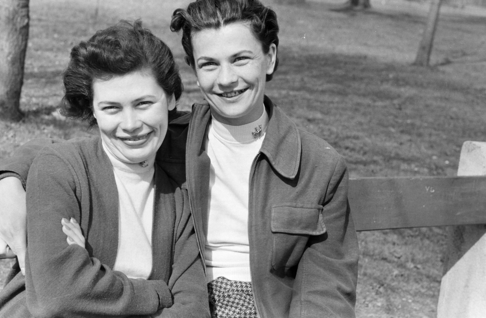 Hungary, Margit Islands, Budapest, 1956, BL, bench, smile, women, Fortepan #218240