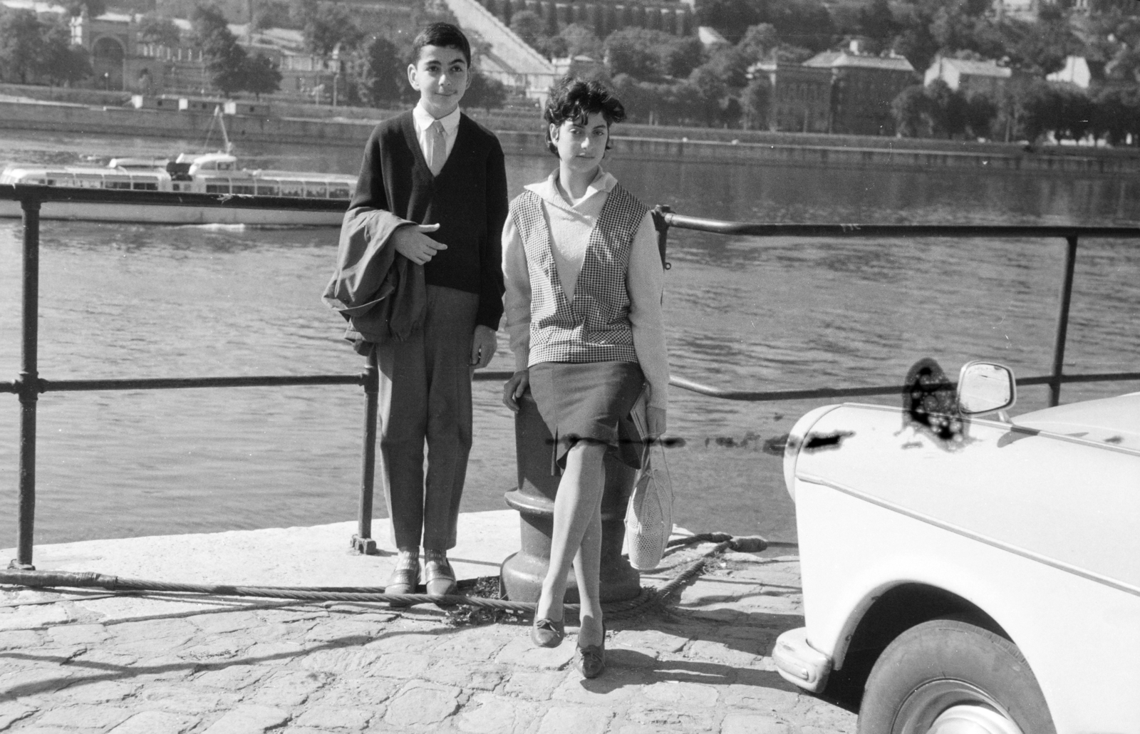 Magyarország, Budapest V.,Budapest I., pesti alsó rakpart, a Duna túlpartján balra a háttérben a Várkert Bazár., 1961, BL, Trabant 500, Budapest, Fortepan #218247