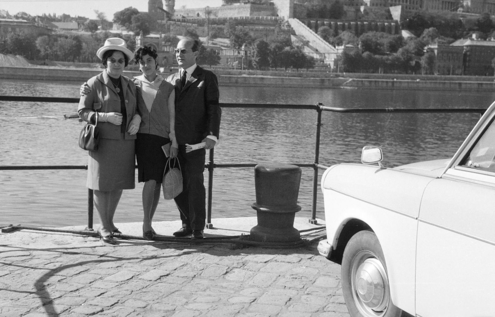 Magyarország, Budapest V.,Budapest I., pesti alsó rakpart, a Duna túlpartján balra a háttérben a Várkert Bazár., 1961, BL, Trabant 500, hárman, kikötőbak, Budapest, Fortepan #218248
