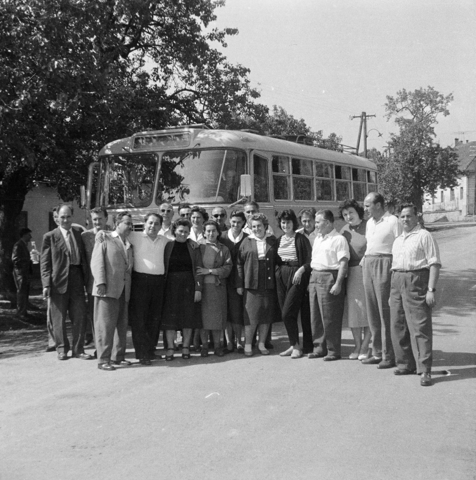 1956, BL, csoportkép, autóbusz, kirándulás, Fortepan #218258