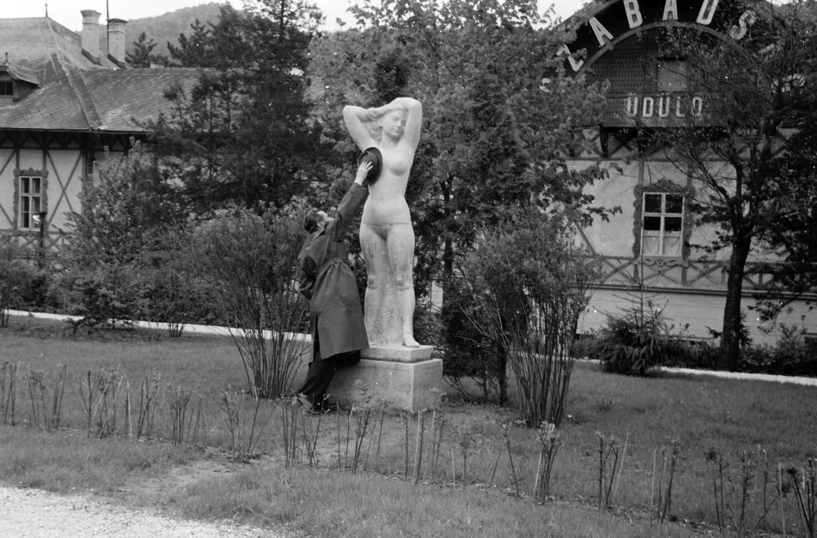 Hungary, untitled, Parádfürdő, Gyógyüdülő, később Parádfürdői Állami Kórház parkja, Sóváry János szobrászművész alkotása a Tavasz (1955). Háttérben az Erzsébet szálló., 1956, BL, jesting, posture, sculpture, nude figure, female figure, Fortepan #218263